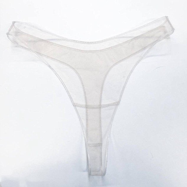 Jess用3D打印的彈力橡膠代替了通常會導致內(nèi)褲線的松緊帶和針腳。由于衣服是用硅膠3D打印而不是縫合的，使得整件衣服輪廓鮮明，而且能夠防止走形。