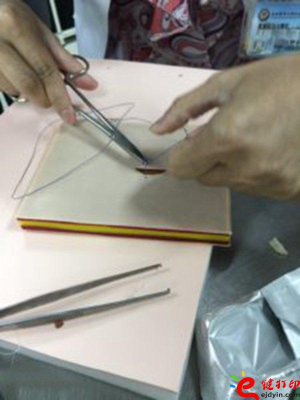 醫療設備器械3d打印模型應用案例 3D打印仿真手臂輔助傷口縫合練習操作